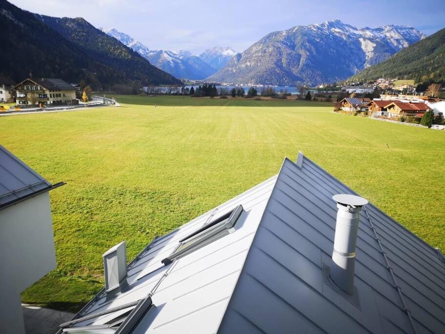 Property building, Nearby landmark, Spring, Day, Natural landscape, Summer, Balcony/Terrace, Autumn, Lake view, Lake view, Mountain view