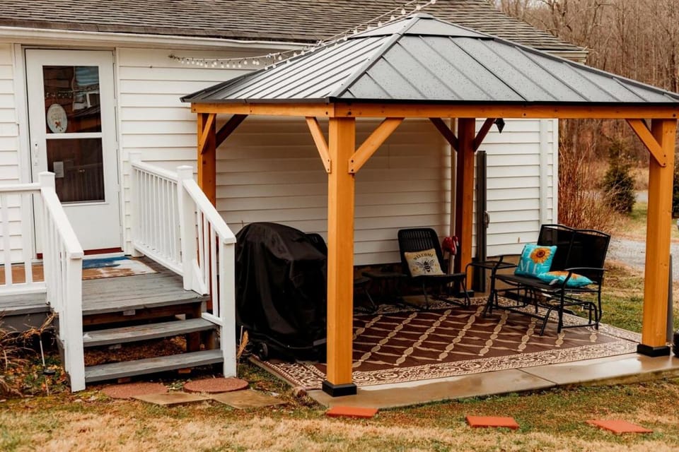 Giggling Creek Cottage - BedJet! King Sized! Gazebo, 45 Acres, Arcades, AND MORE! House in Virginia