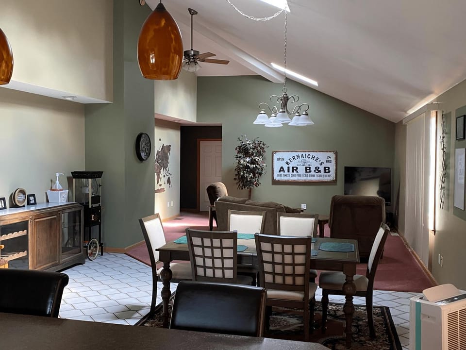 Luxury 3-Bedroom home Apartment in Maine