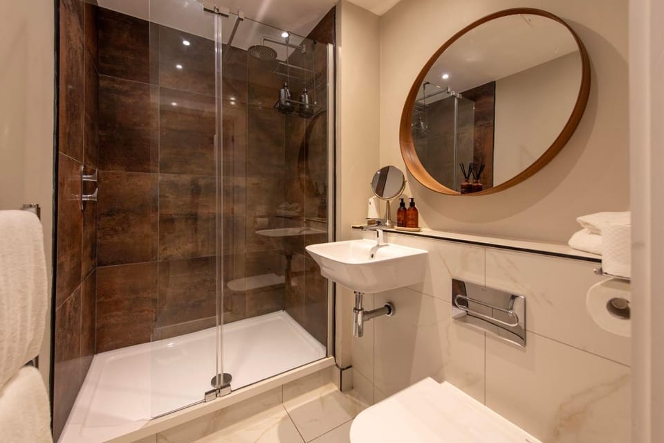 Shower, Toilet, Bathroom, towels