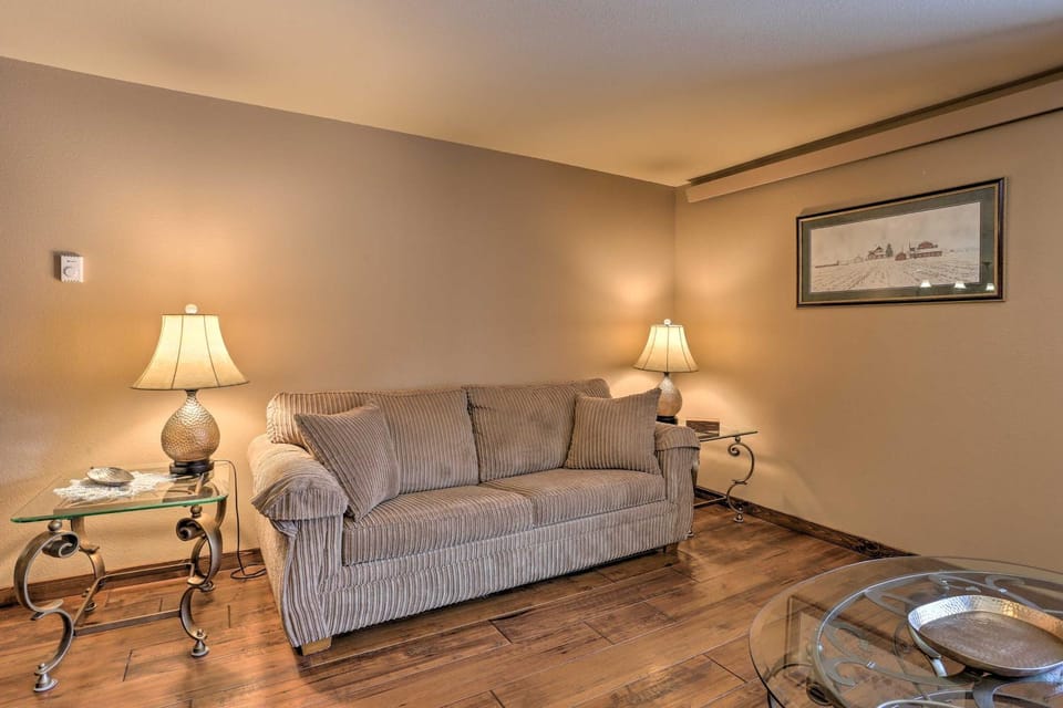 Modern Deadwood Apt with Mountain Views & Grill! Apartment in North Lawrence