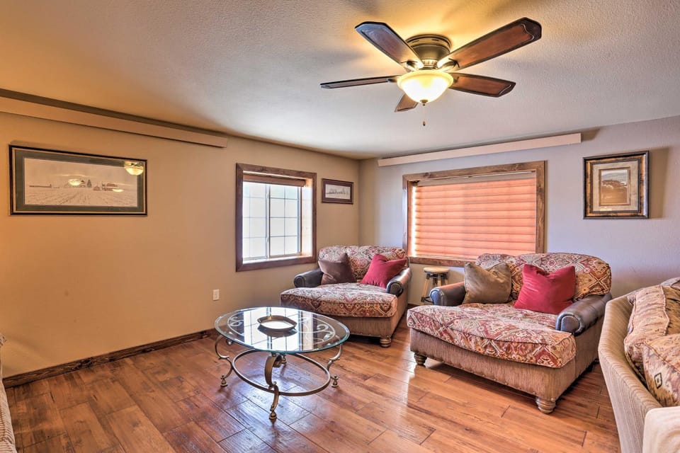 Modern Deadwood Apt with Mountain Views & Grill! Apartment in North Lawrence