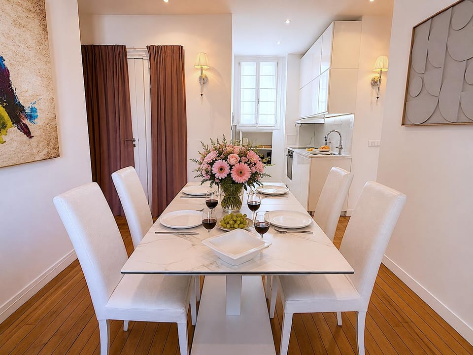 Kitchen or kitchenette, Dining area