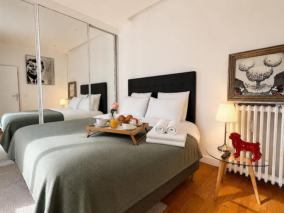 Bed, TV and multimedia, Photo of the whole room, Bedroom, towels