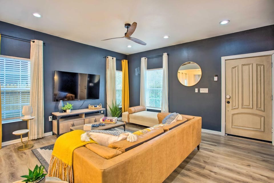 4 Mi to Dtwn Dallas: Home w/ Fire Pit + Gazebo House in Dallas