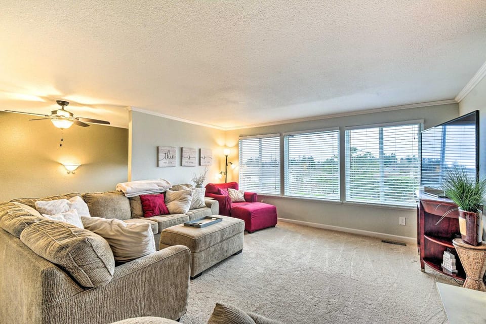 Spacious Tacoma Getaway 2 Mi to Old Town! House in Tacoma