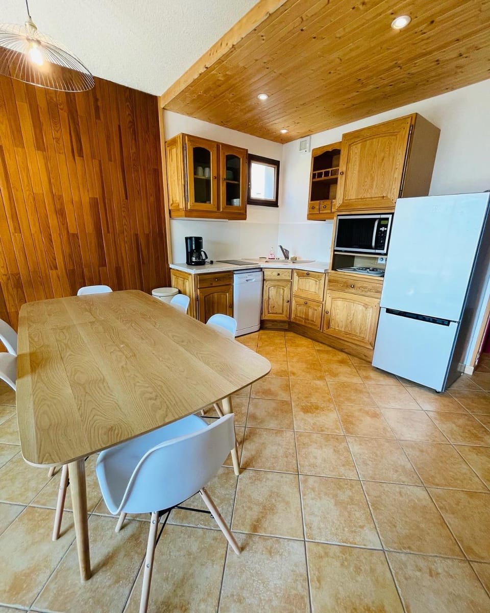 Kitchen or kitchenette, Dining area