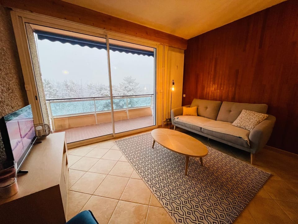 Balcony/Terrace, Living room, Mountain view