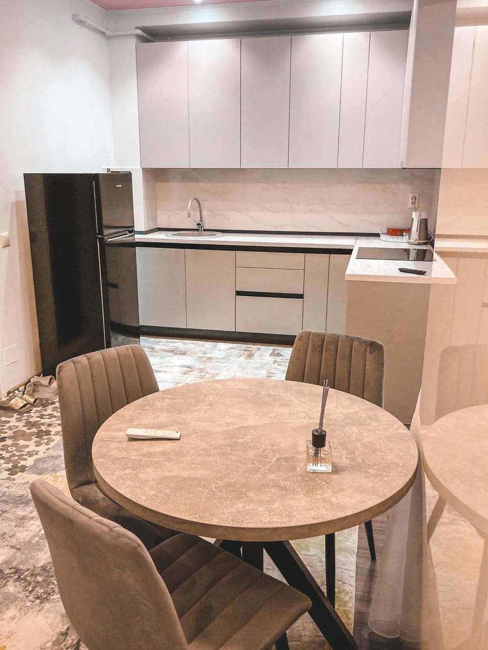 Kitchen or kitchenette, Dining area