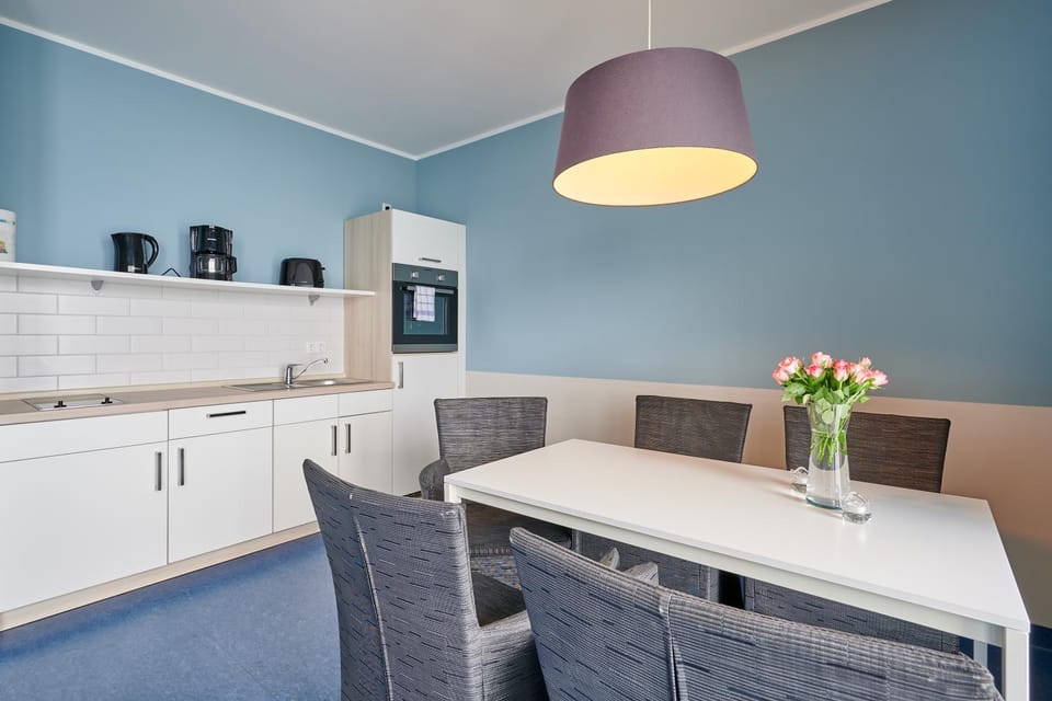 Kitchen or kitchenette, Seating area, Dining area
