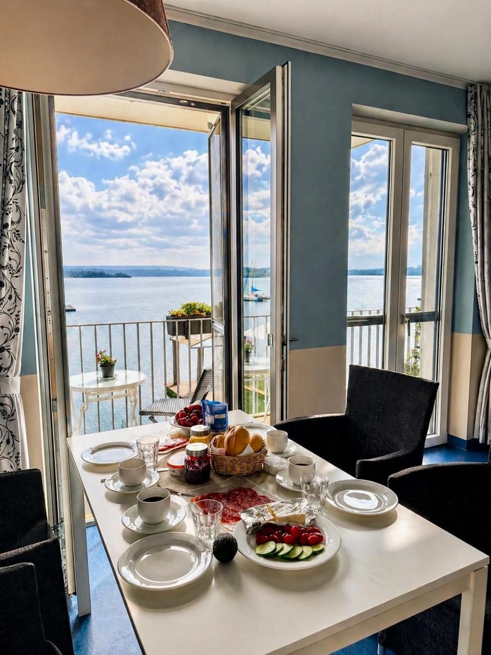 View (from property/room), Balcony/Terrace, Dining area, Lake view
