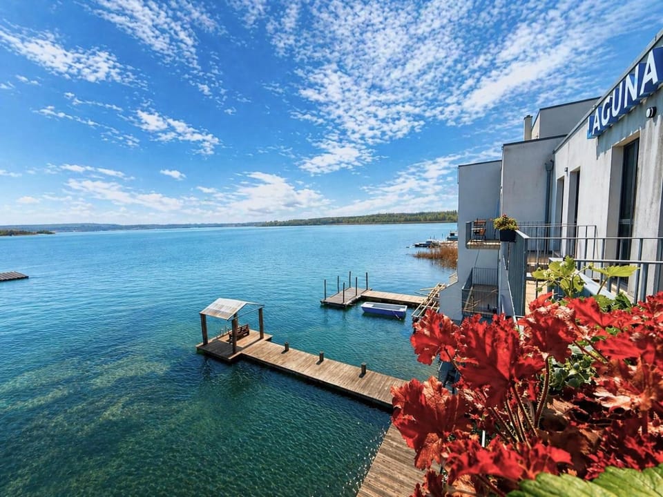 Property building, Natural landscape, Balcony/Terrace, Balcony/Terrace, Lake view, Lake view
