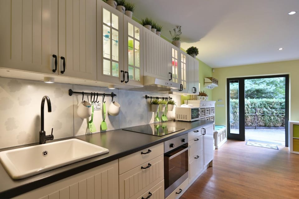 Kitchen or kitchenette, pet friendly, stove