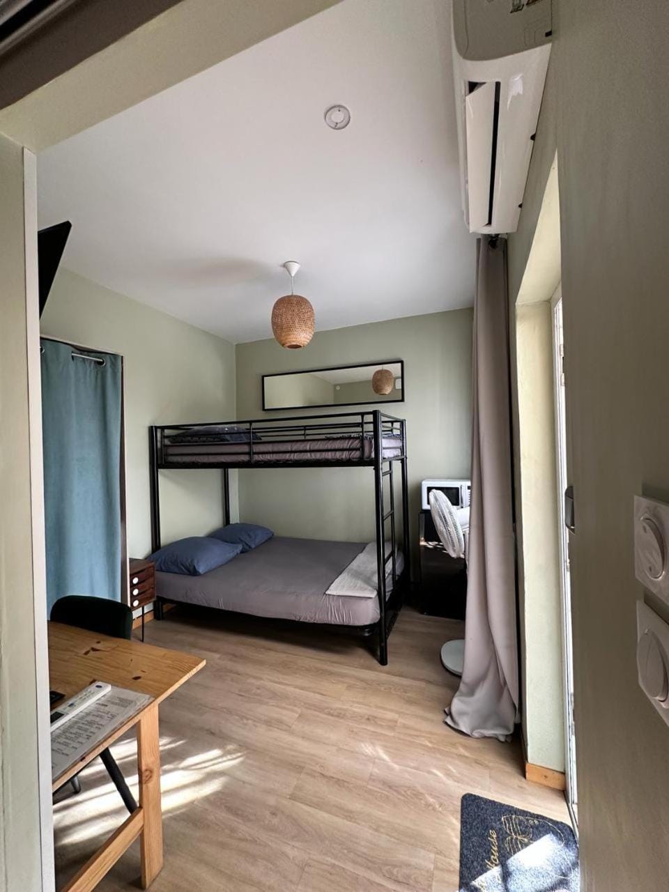 Bedroom, bunk bed