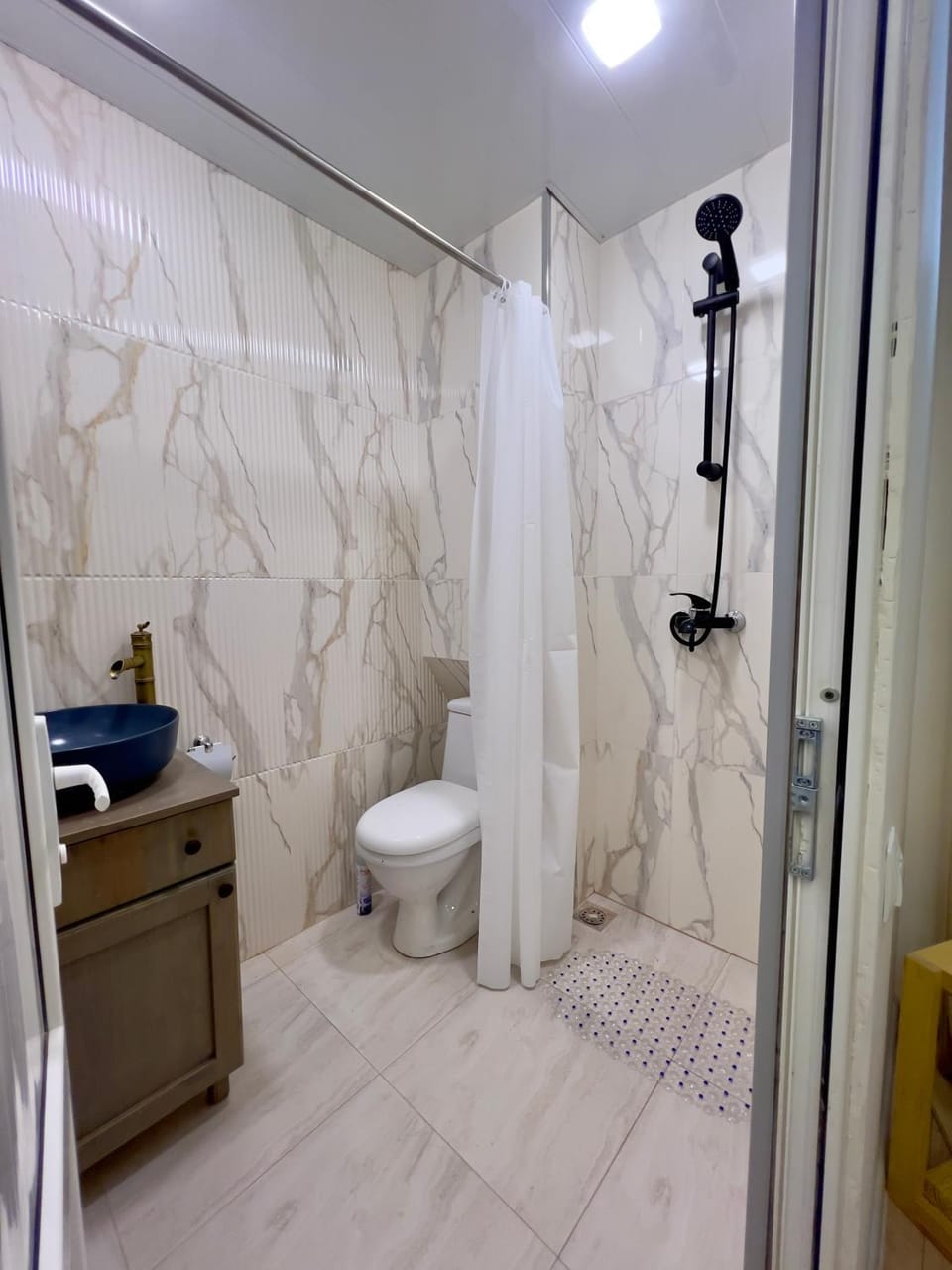Shower, Toilet, towels