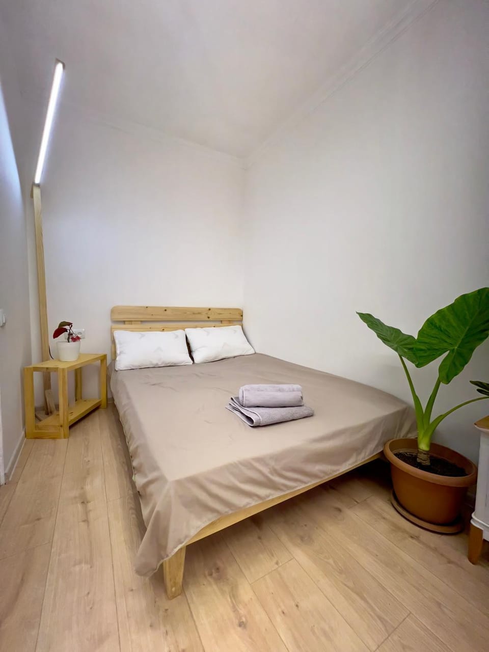Bed, Bedroom, towels
