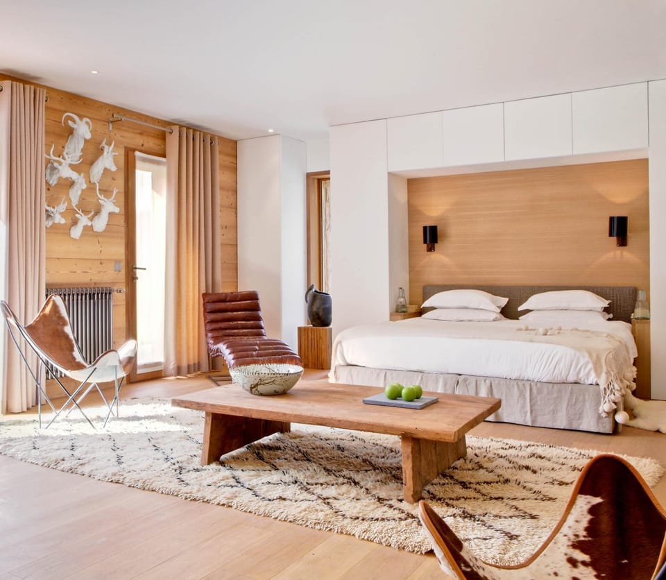 Photo of the whole room, Seating area