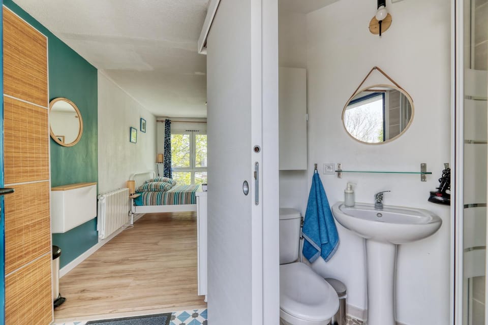 Shower, Toilet, Facade/entrance, Bathroom, towels