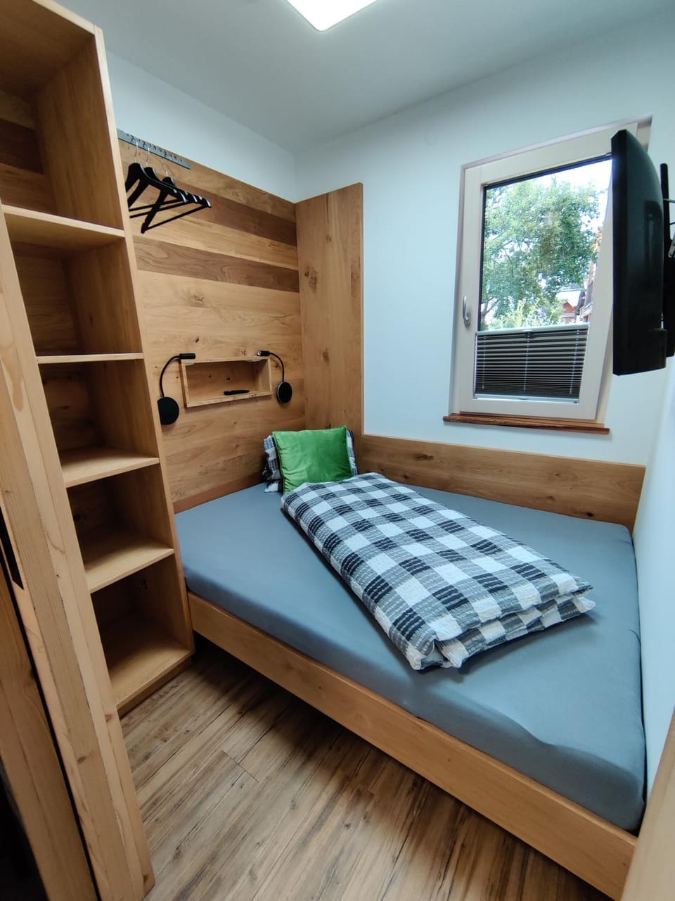 Bed, TV and multimedia, Bedroom