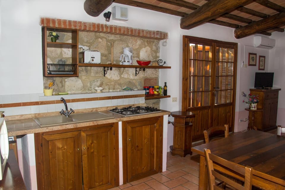 Kitchen or kitchenette, Dining area, stove