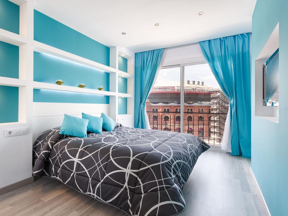 Bed, TV and multimedia, Photo of the whole room, Bedroom