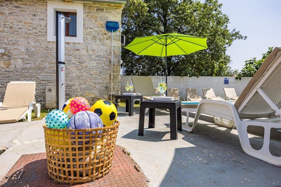 Patio, Spring, Day, Seating area, sunbed