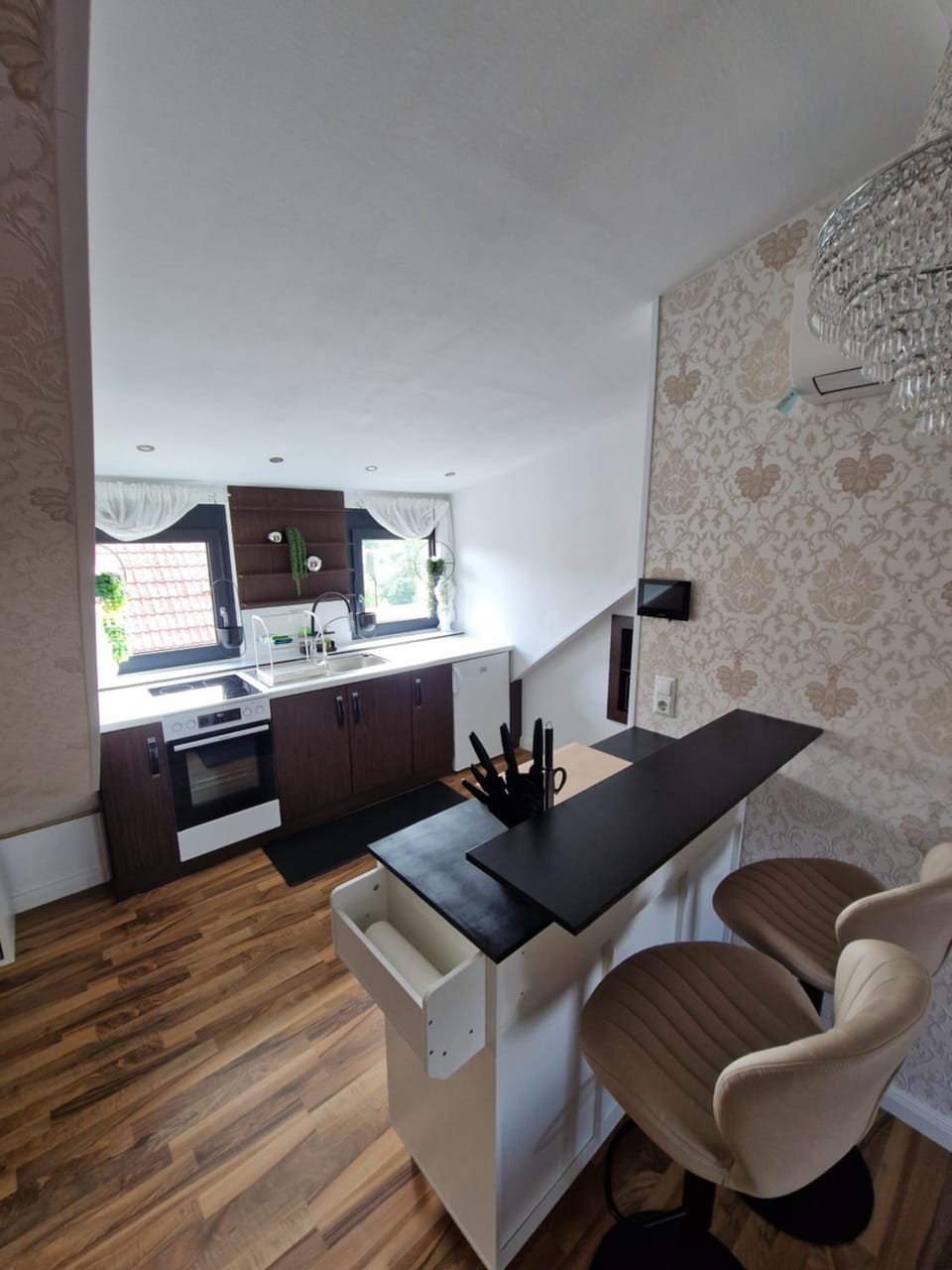 Kitchen or kitchenette, Seating area, Dining area