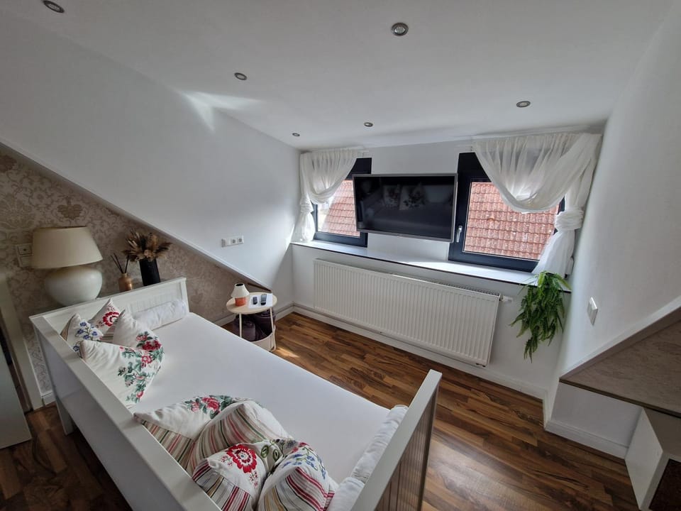 Bed, TV and multimedia, Living room, Photo of the whole room, Evening entertainment, Bedroom
