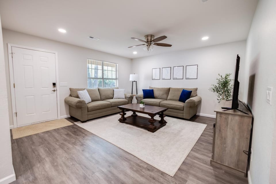 Trailside Townhouse - Close to Downtown & Bike Trails Apartment in Rogers