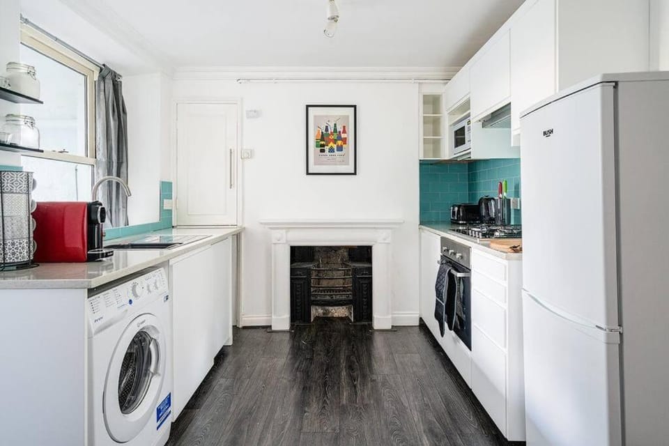 BRAND NEW LSITING!Wonderful One Bedroom Apartment House in Bath