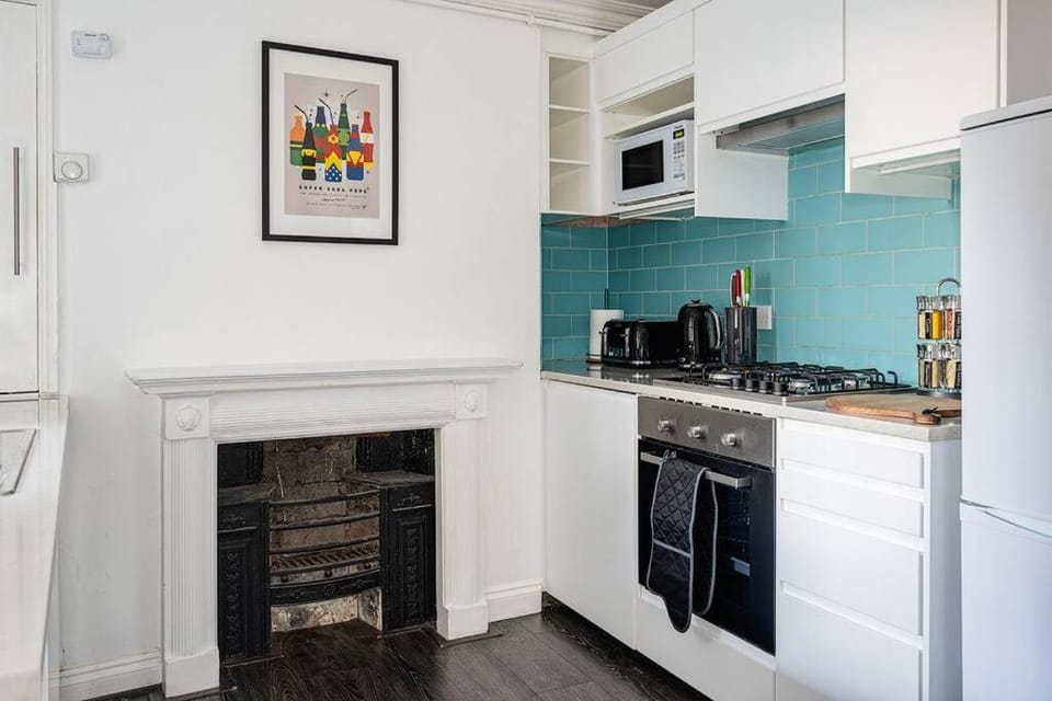 BRAND NEW LSITING!Wonderful One Bedroom Apartment House in Bath