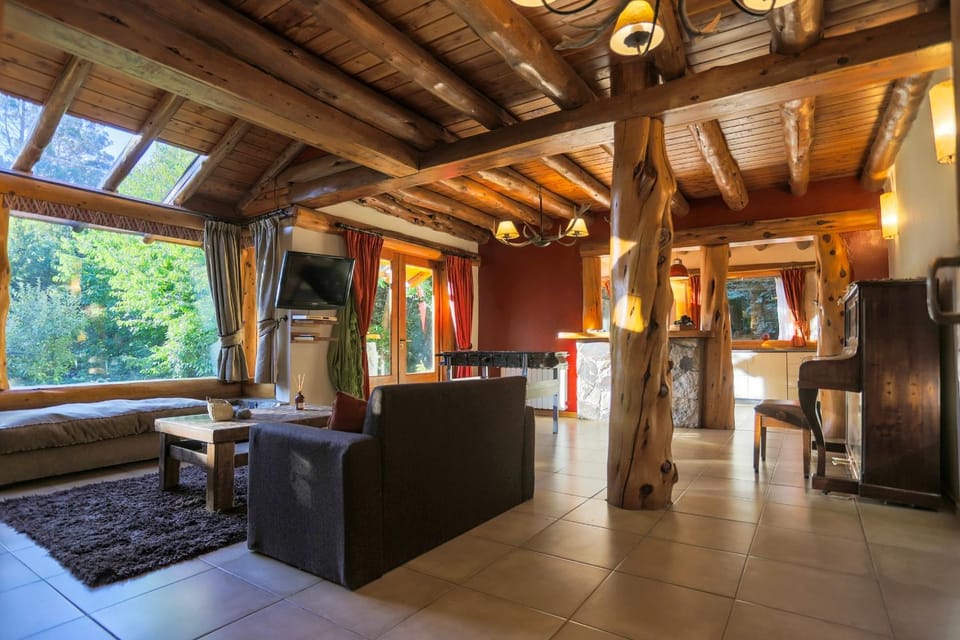 Communal lounge/ TV room, TV and multimedia, Kitchen or kitchenette, Living room, Seating area, Evening entertainment