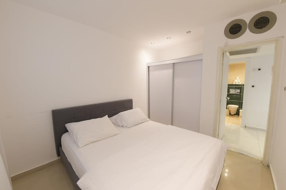 Bed, Photo of the whole room, Bedroom, wardrobe, air conditioner