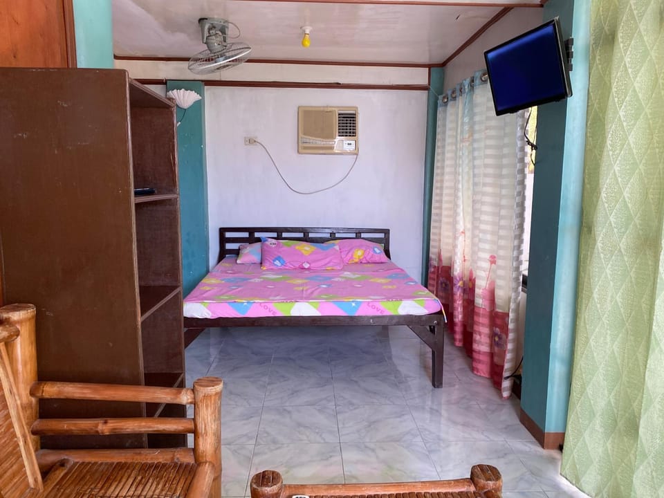 Bed, TV and multimedia, Photo of the whole room, Bedroom