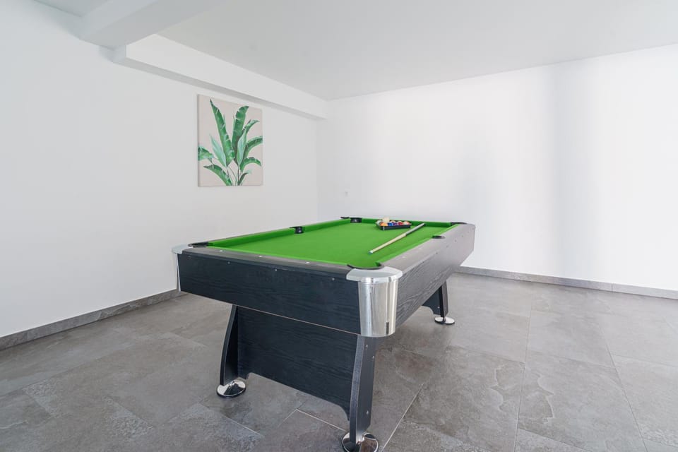 Billiard, Game Room