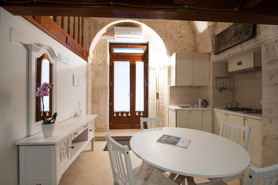 Kitchen or kitchenette, Dining area, Communal kitchen