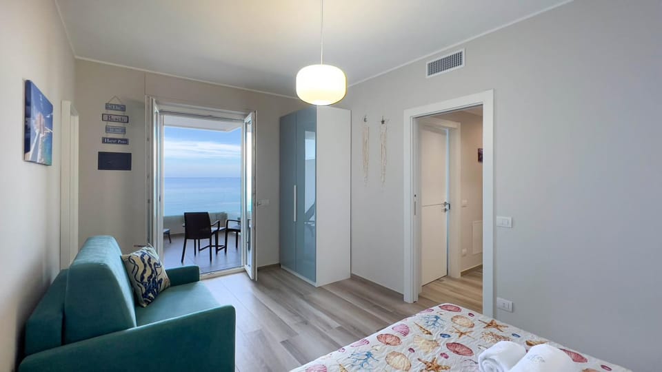 Photo of the whole room, Sea view