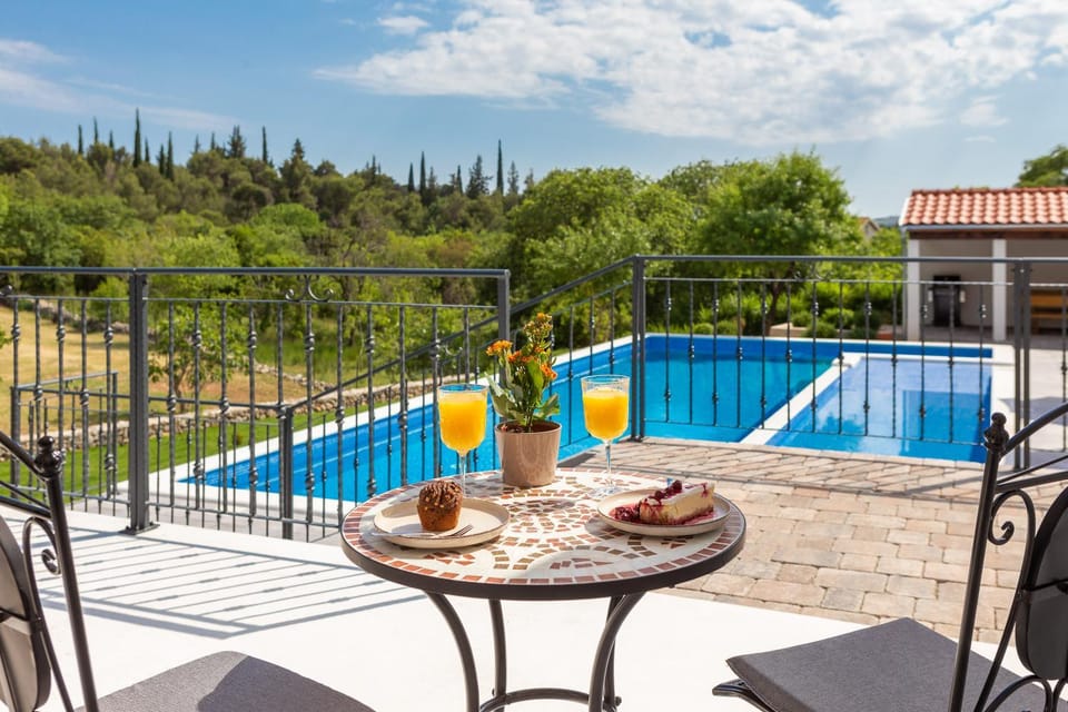 Swimming pool, Breakfast