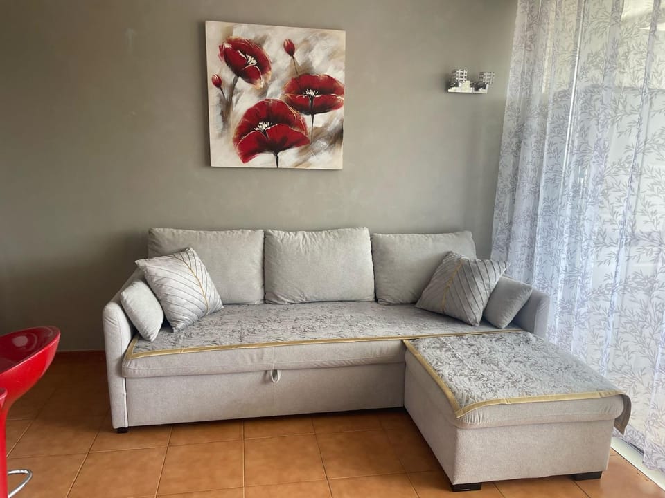 5 min walk to Gold Mile and 7min to best Las Americas Beach WiFi Apartment in Playa de las Americas