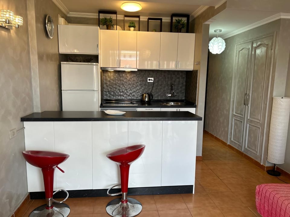 5 min walk to Gold Mile and 7min to best Las Americas Beach WiFi Apartment in Playa de las Americas