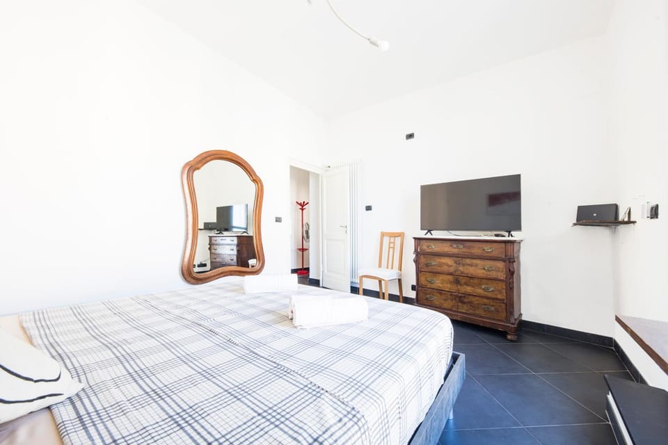 Bed, TV and multimedia, Photo of the whole room, Bedroom, wardrobe