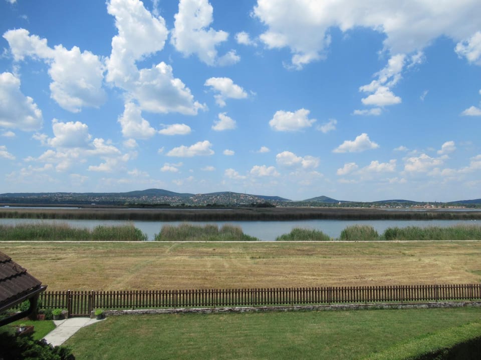 Vízközeli nyaralo 6 fo reszere Velencen VCE-7 House in Hungary