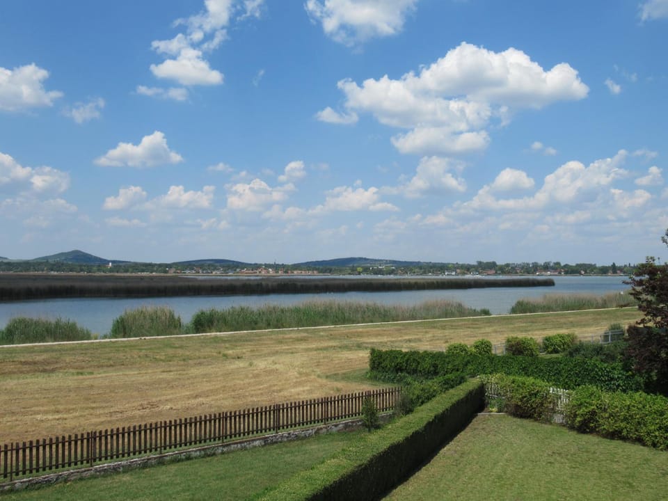 Vízközeli nyaralo 6 fo reszere Velencen VCE-7 House in Hungary