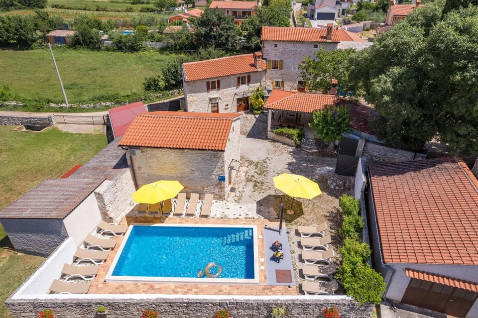 Property building, Patio, Day, Bird's eye view, Pool view, Swimming pool, sunbed