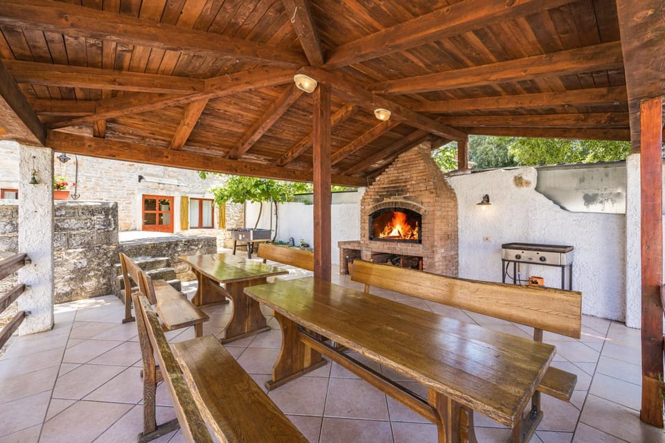 Patio, Day, BBQ facilities, Living room, Seating area, Dining area, flat iron