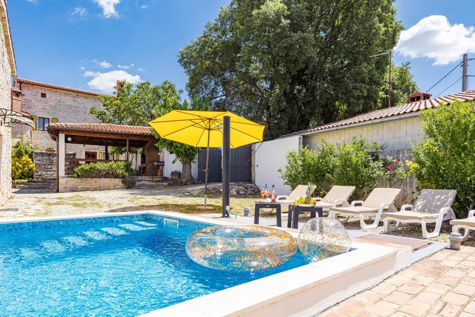 Property building, Patio, Day, Garden, Garden view, Pool view, Swimming pool, sunbed
