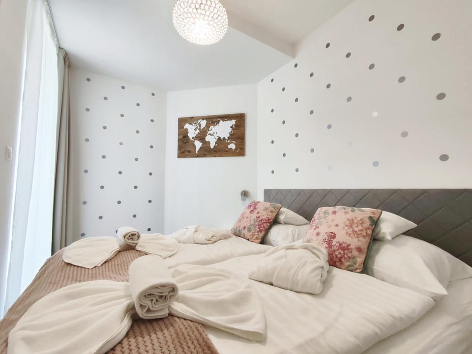 Bed, Bedroom, towels