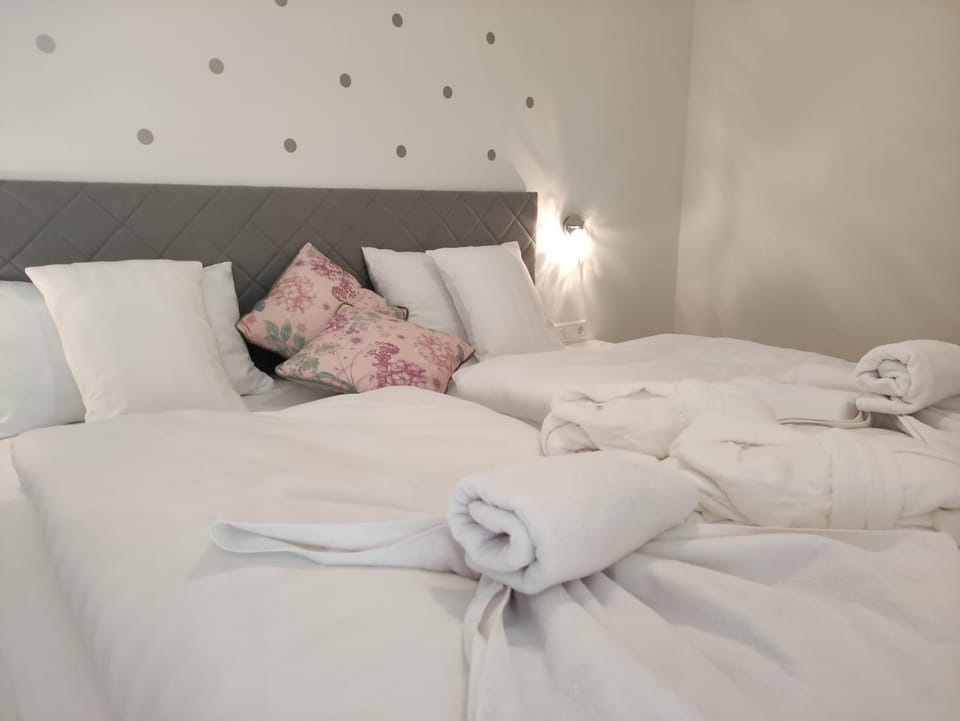 Bed, Bedroom, towels