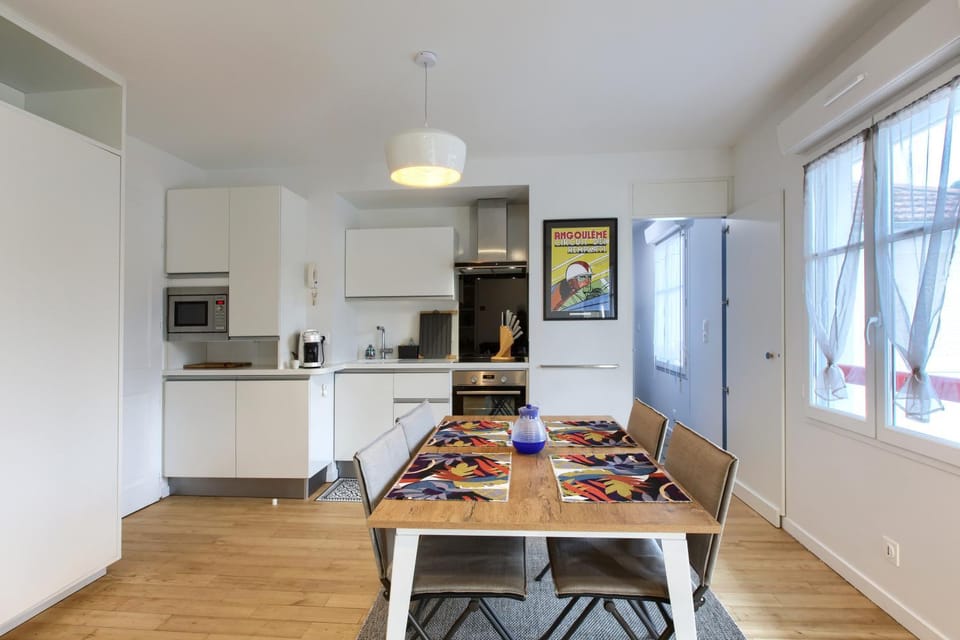Kitchen or kitchenette, Dining area, oven, stove, toaster