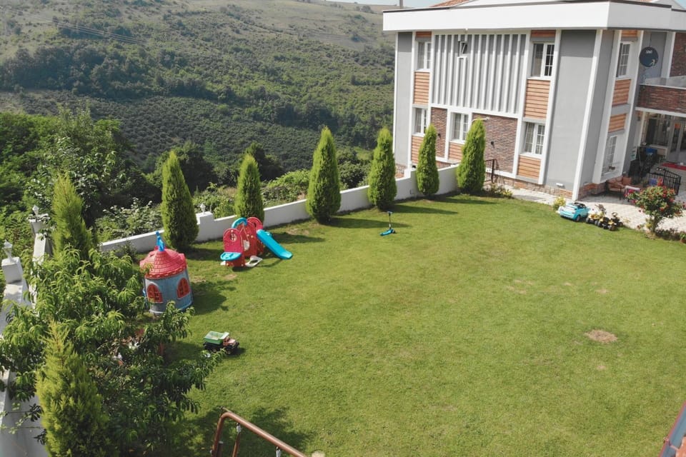 Property building, Communal lounge/ TV room, Spring, Day, Natural landscape, Garden, Evening entertainment, Garden view, Mountain view, sunbed
